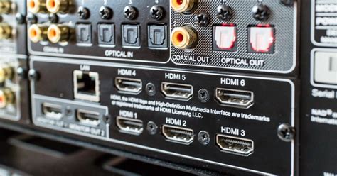 Primer plano de varios puertos HDMI en la parte trasera de un televisor
