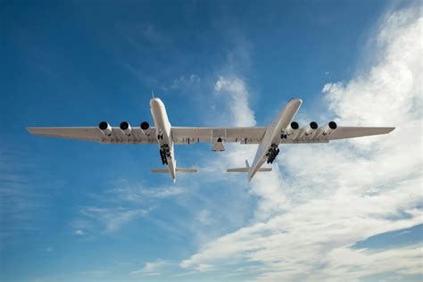 El avión Roc de Stratolaunch transportando el vehículo Talon-A