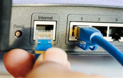 Cable Ethernet conectado a un puerto de red en un ordenador y un router