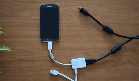 Un smartphone conectado a un televisor mediante un cable HDMI