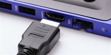 Smartphone conectado a un televisor mediante un cable USB-C