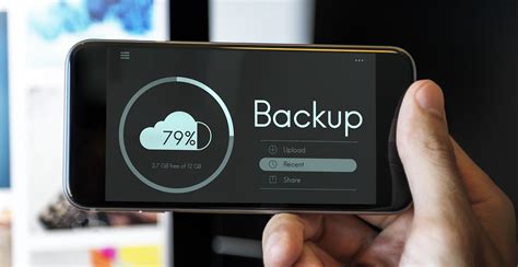 Persona realizando copia de seguridad de datos en un smartphone