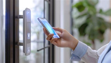 Ilustración de una persona usando un anillo para abrir una puerta inteligente