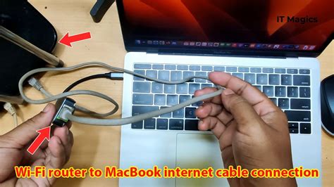 Cable Ethernet conectado a un MacBook Pro