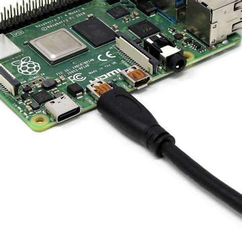 Cable HDMI blanco Raspberry Pi conectado a un Raspberry Pi Zero