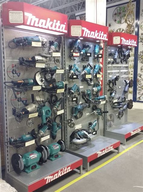 Exhibición de herramientas eléctricas para madera en una tienda
