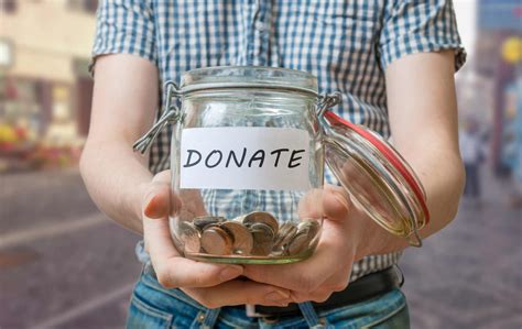 Personas haciendo una donación a una fundación