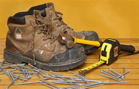 Trabajadores con calzado de seguridad en una obra de construcción