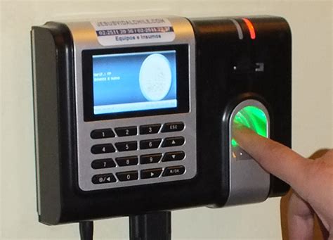 Imagen de un reloj de control de asistencia biométrico moderno