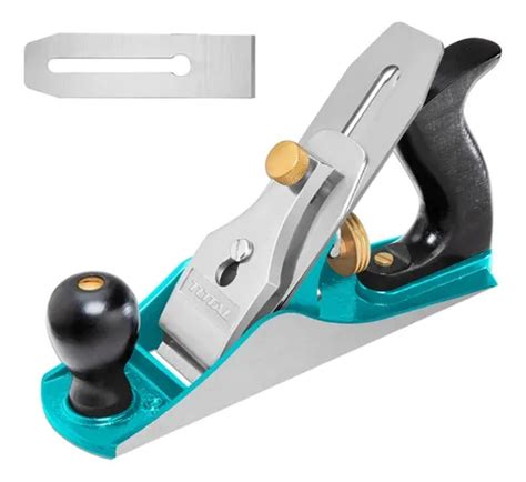 Carpintero trabajando con un cepillo manual de madera