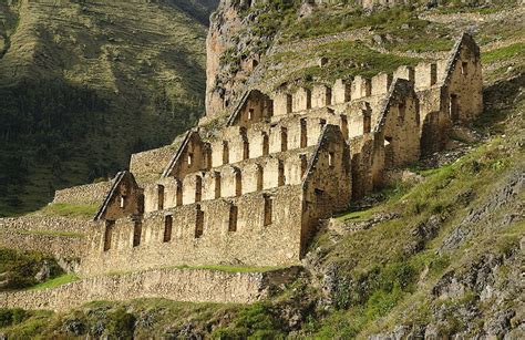 Reconstrucción de colcas (almacenes) en un sitio arqueológico similar