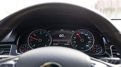 Un coche moderno mostrando un velocímetro digital en el salpicadero