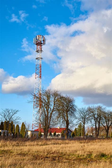 Paisaje rural con antenas de telecomunicaciones
