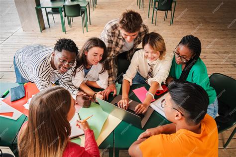 Estudiantes adolescentes en un aula